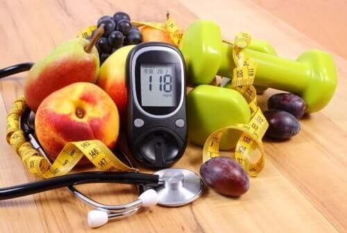 Снимка на плодове, глюкомер и докторска слушалка.