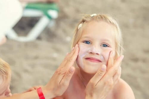 Важността на грижата за детската кожа през лятото