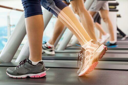 За здрави стави: снимка на краката на жена, която тренира 