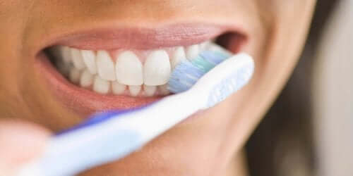 Редовното миене на зъбите понижава риска от кървящите венци.