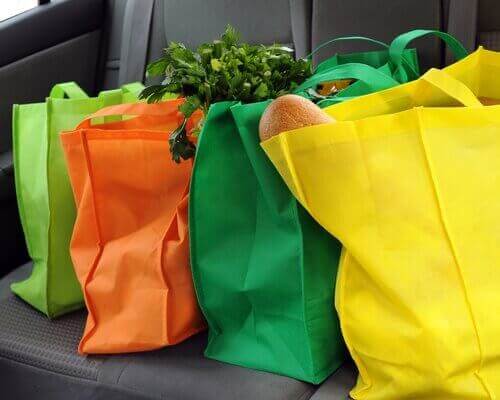 Снимка на четири цветни чанти за пазаруване
