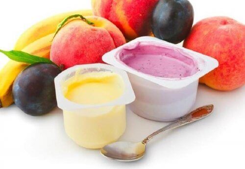 Диетични храни: снимка на плодови кисели млека и плодове около тях