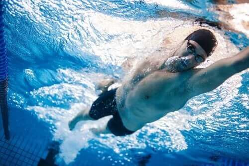 За здрави стави: снимка на един мъж, който плува