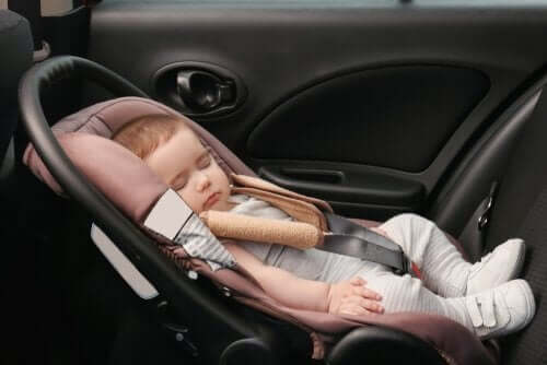 Снимка на спящо бебе в кола, в детско столче