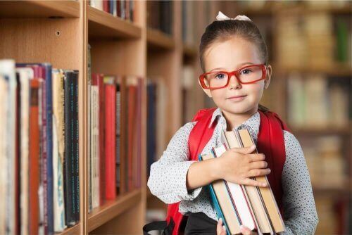 Най-доброто училище: снимка на момиче, което държи книги 