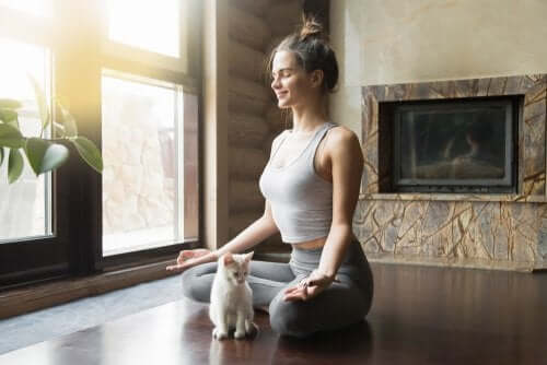 Снимка на млада жена, която практикува йога.