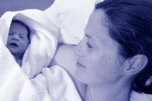 Неонаталната инфекция: снимка на майка и новородено бебе 