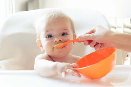 Снимка на бебе, което го хранят с лъжица
