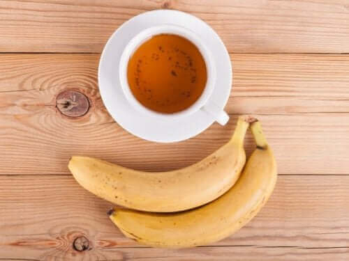 За наторяване на растенията: снимка на чаша чай и два банана
