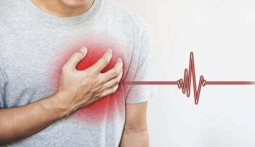 Електрокардиограма: снимка на един мъж, който се държи за сърцето