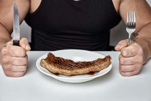 Кетогенната диета цели ограничаване приема на въглехидрати.