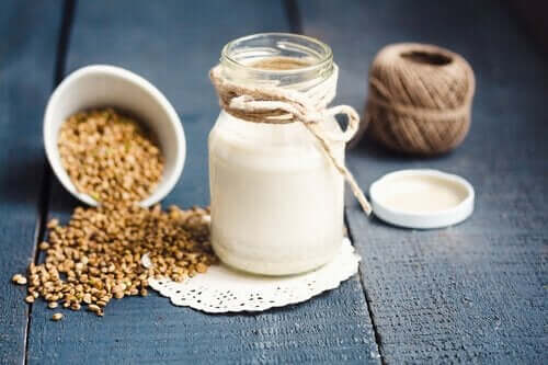 Снимка на едно бурканче конопено мляко, семена в ляво и канапена връв от дясно 