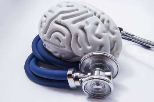 Основно неврокогнитивно разстройство: снимка на макет на мозък, обвит с лекарска слушалка