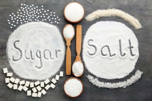 Прекаляването със сол или захар: кое е по-вредно за здравето?