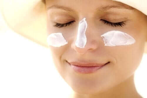 Използването на слънцезащита е важна стъпка в грижата за кожата.
