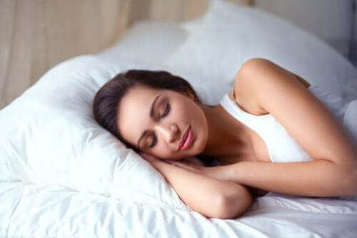 Снимка на жена, която спи