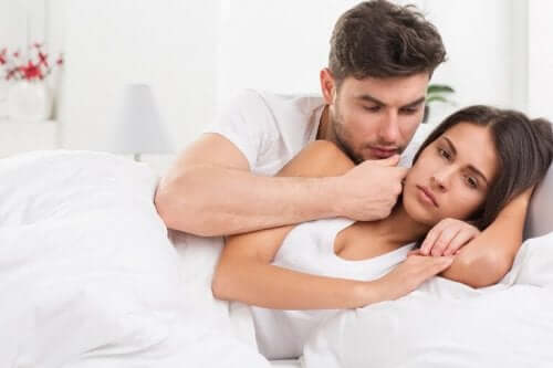 Снимка на мъж и жена в леглото