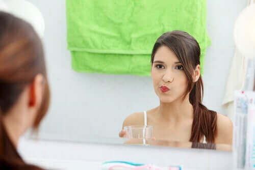 Добра дентална хигиена чрез използване на вода за уста.