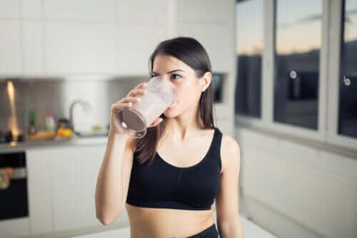 Снимка на една млада жена, която пие шейк