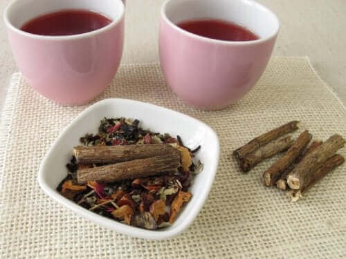 Снимка на две чащи с чай и купичка със сухи билки