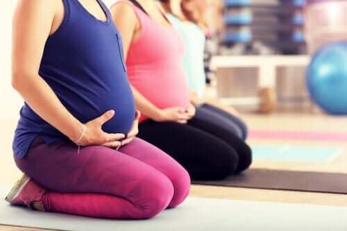 Пилатес по време на бременност: снимка на бременни жени, седнали на пода и правят упражнения