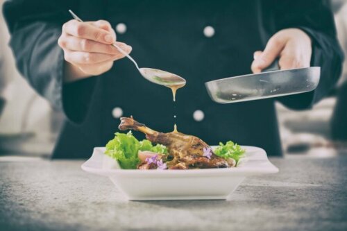 Готвач приготвя гурме меню