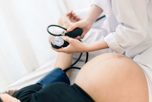 Измерване на кръвно налягане на бременна жена