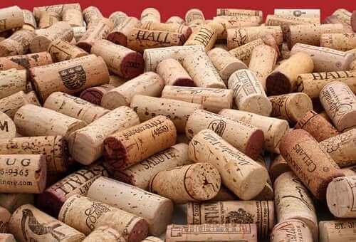 Домашно изработени ключодържатели: снимка на много коркови тапи от вино