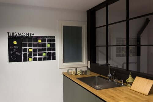 Кухня с организационно табло на стената