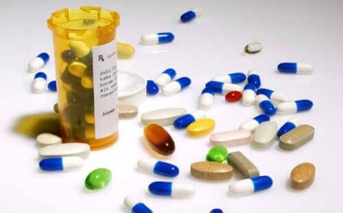 Лекарство за COVID-19: снимка на различни таблетки лекарства