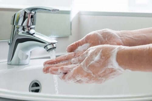 Миене на ръце със сапун