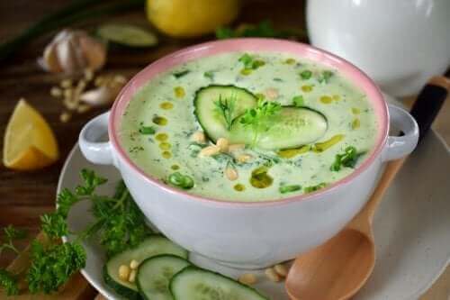 Нискокалорична супа с краставици и авокадо