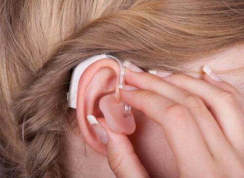 Слуховият апарат е един от начините за лечение на загуба на слух.