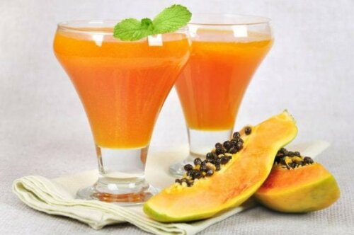 Здравословни ползи от папаята: смути от папая в две коктейлни чаши и парчета от папая