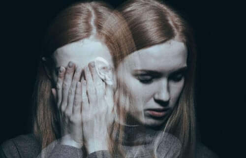 Синдромът на изтормозената жена: снимка на лице на млада жена, която изглежда много разтревожена