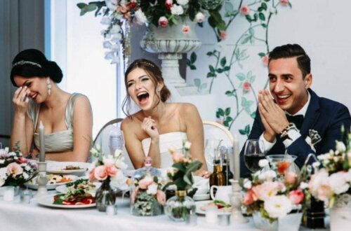 Сватбеното меню: Снимка на булка и младоженец на маса, заедно с шаферка