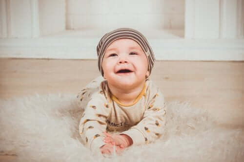 Усмихнато бебе на килимче