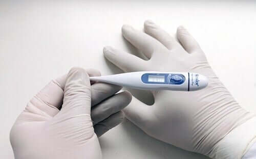 Високата температура е един от симптомите на коронавируса.