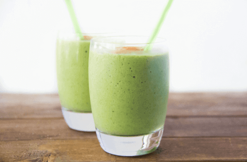 Рецепти с авокадо: зелено смути в две стъклени чаши, със сламки