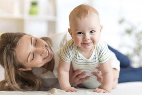 Да накарате бебето да пълзи: снимка на усмихнато бебе и майка му