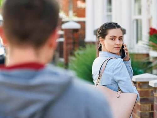 Жена, която гледа назад към един мъж