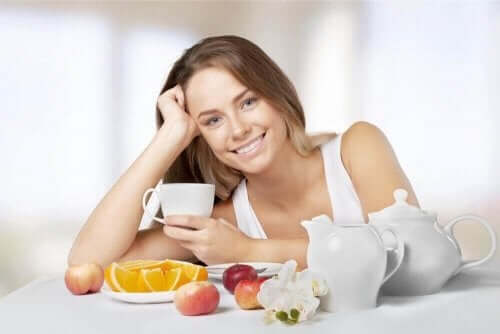 Успешните диети: жена пие кафе