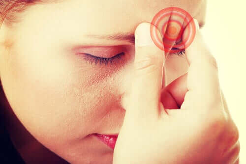 Главоболия при кашлица: снимка на жена с главоболие