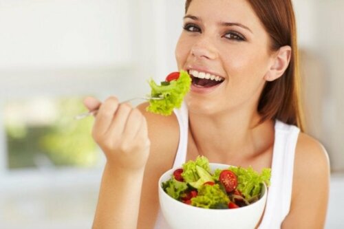 Жена яде салата