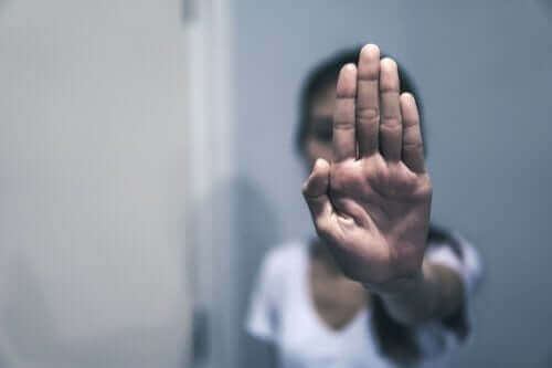 Жена, която прави знак за стоп