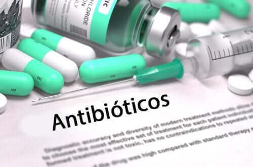 Снимка на шипенце с лекатства и надпис "Антибиотик"