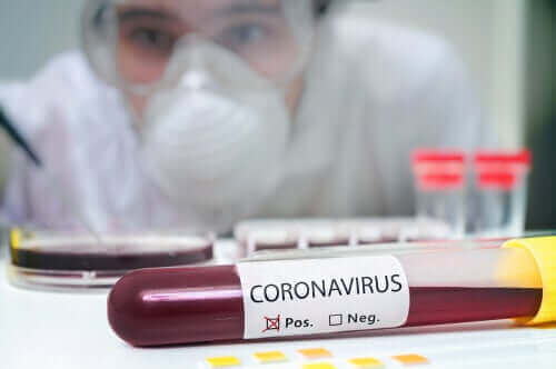 Повторно заразяване с коронавирус: кръв в епруветка и лекар с маска