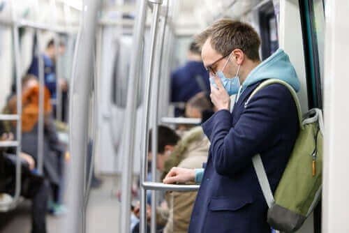 Митове за коронавируса: мъж с маска на лицето, пътува в обществен транспорт