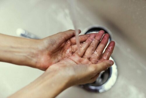Миене на ръце с вода и сапун