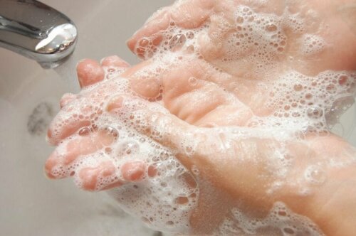Снимка на миене на ръце с вода и сапун